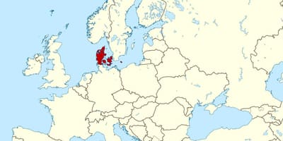 Աշխարհի քարտեզը ցույց տալով Դանիա